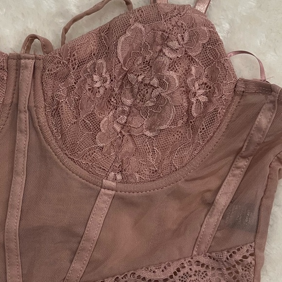 3/$25✨ Blashe Cropped Top - Picture 4 of 4